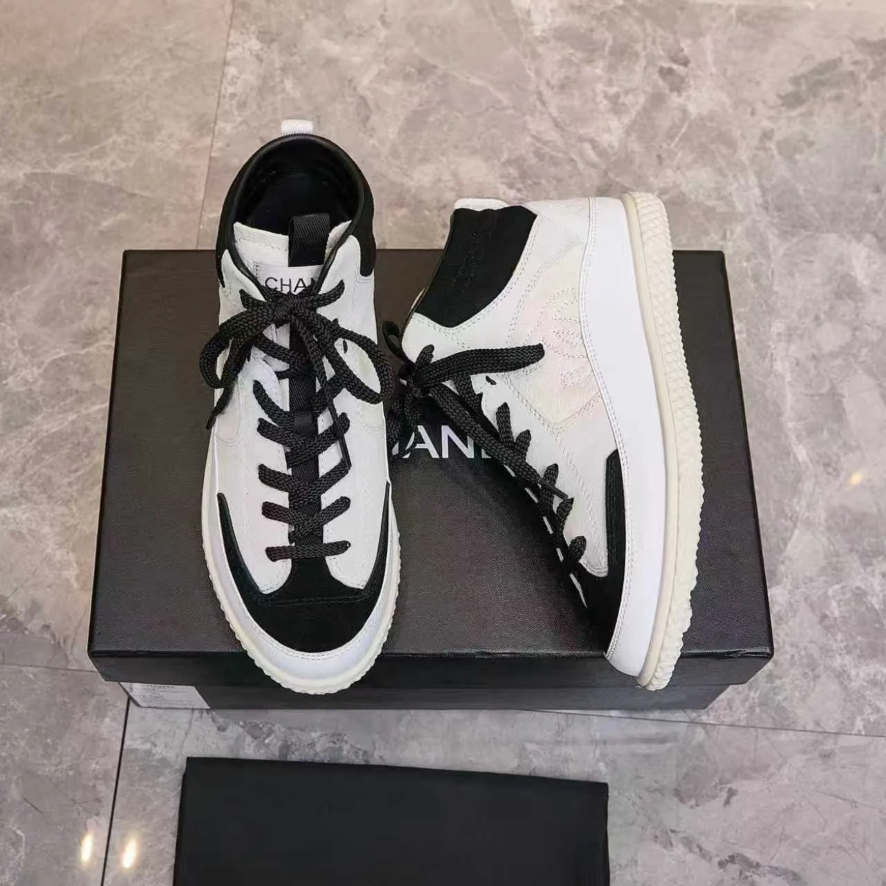 Men's men's shoes pP660! Chanel Chanel - 2025 counter top casual sneakers This classic design; the upper is electro-embroidered with a variety of techniques; the outsole is fashionable and sporty; the unusual inclusion of a variety of color matching elements... The diversified mix and match is very beautiful and versatile, casual, fashionable, sports and outdoor can be taken into account... ꫛꫀꪝ Go➫ Materials: ❶Upper is made of: original imported mercerized leather cow suede ❷Inner lining: original imported breathable sheepskin lining ❸Outsole is based on: original TPU combination outsole, full set of boutique packaging for women 35–41